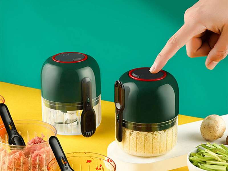 Picador eléctrico compacto con cuchillas de acero inoxidable, ideal para picar frutas, verduras y carnes en segundos