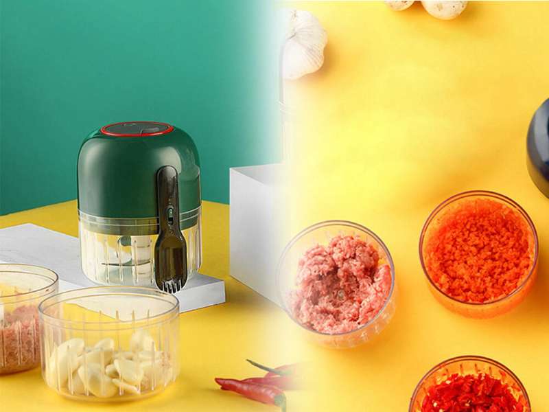 Picador eléctrico compacto con cuchillas de acero inoxidable, ideal para picar frutas, verduras y carnes en segundos