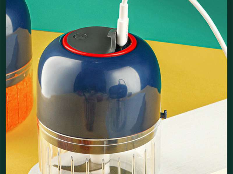 Picador eléctrico compacto con cuchillas de acero inoxidable, ideal para picar frutas, verduras y carnes en segundos
