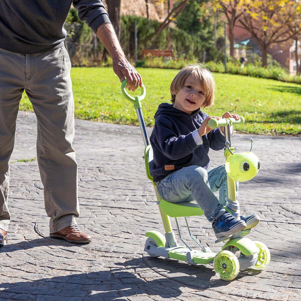 Scooter con reposapiés infantil
